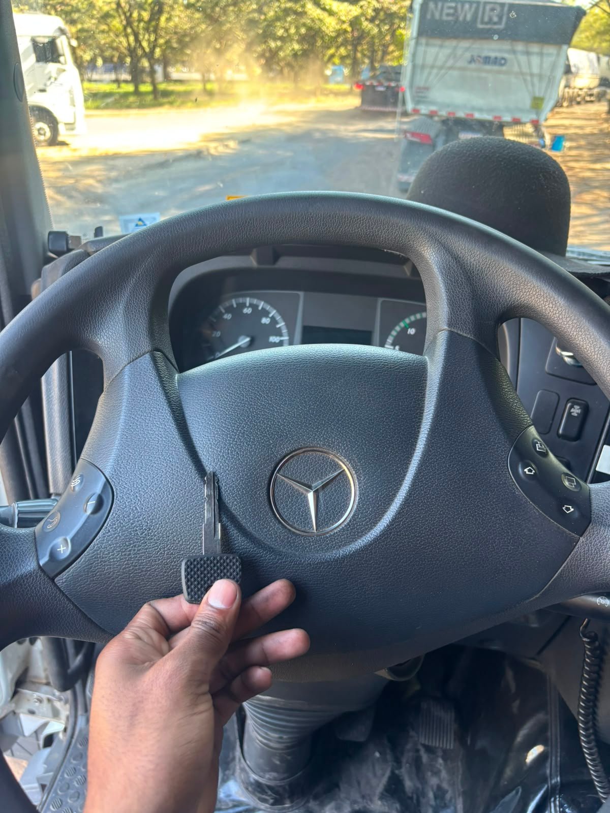 Chave codificada de caminhão Mercedes-Benz feita por chaveiro automotivo 24h